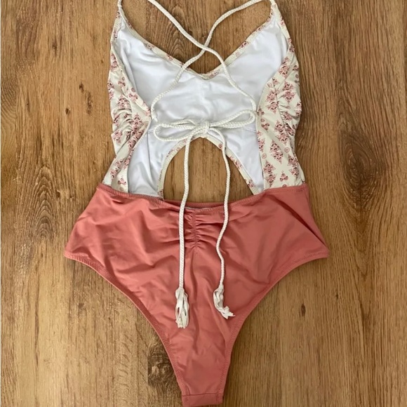 Beautiful one piece - Picture 2 of 4